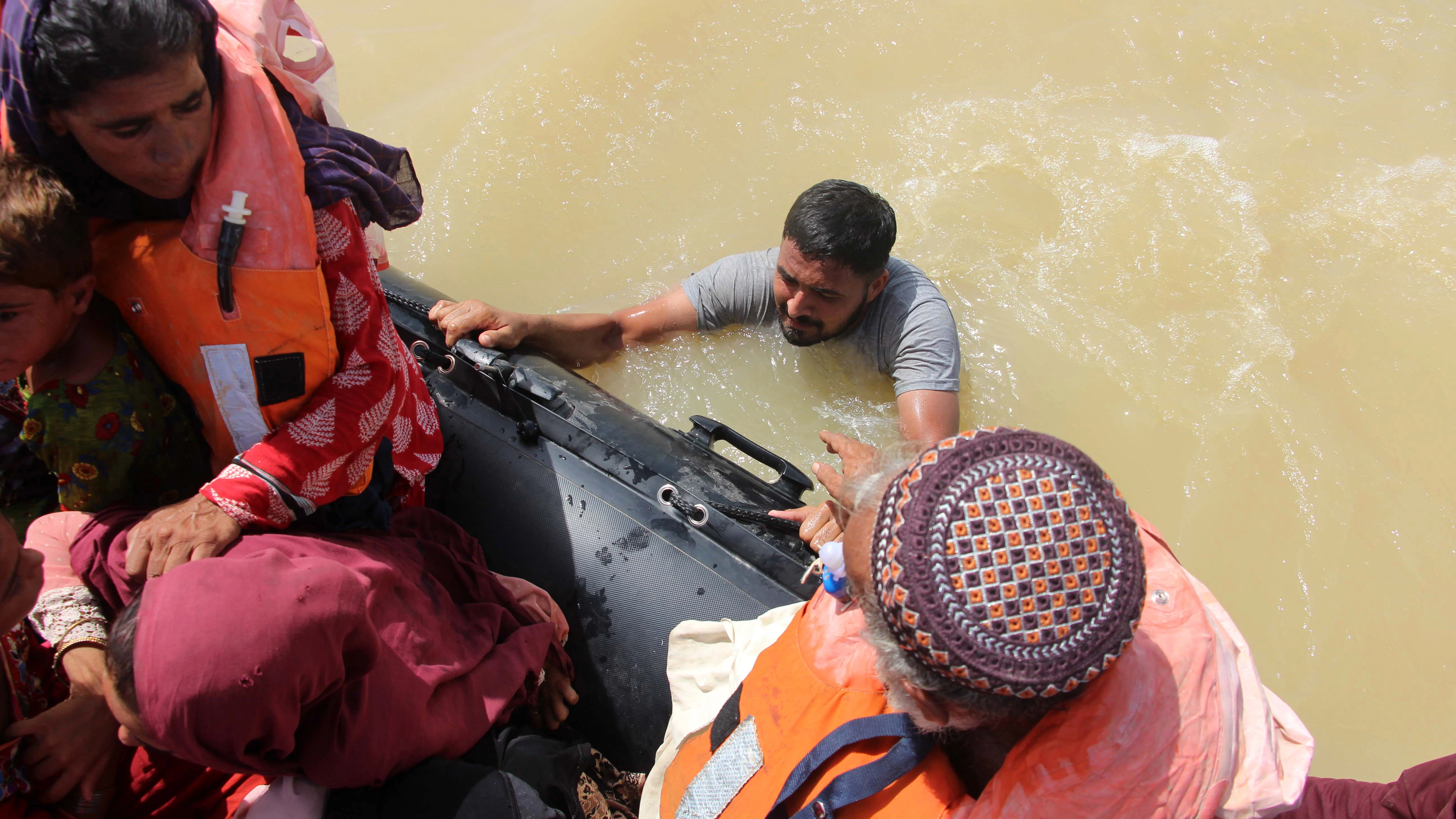 Pakistán sufre sus peores inundaciones: mueren más de 1.000 personas y hay cientos de desaparecidos