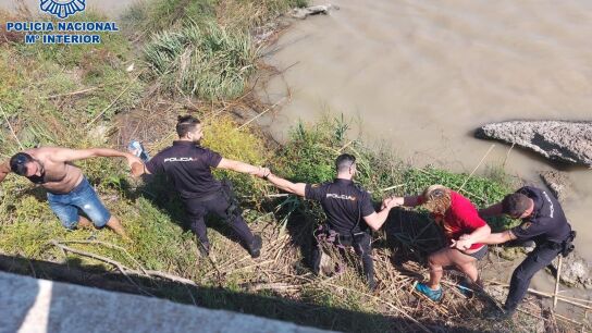 Una cadena humana rescata a una mujer que se hab&iacute;a ca&iacute;do al Guadalquivir 