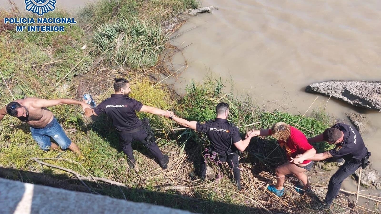 Una cadena humana rescata a una mujer que se había caído al Guadalquivir 