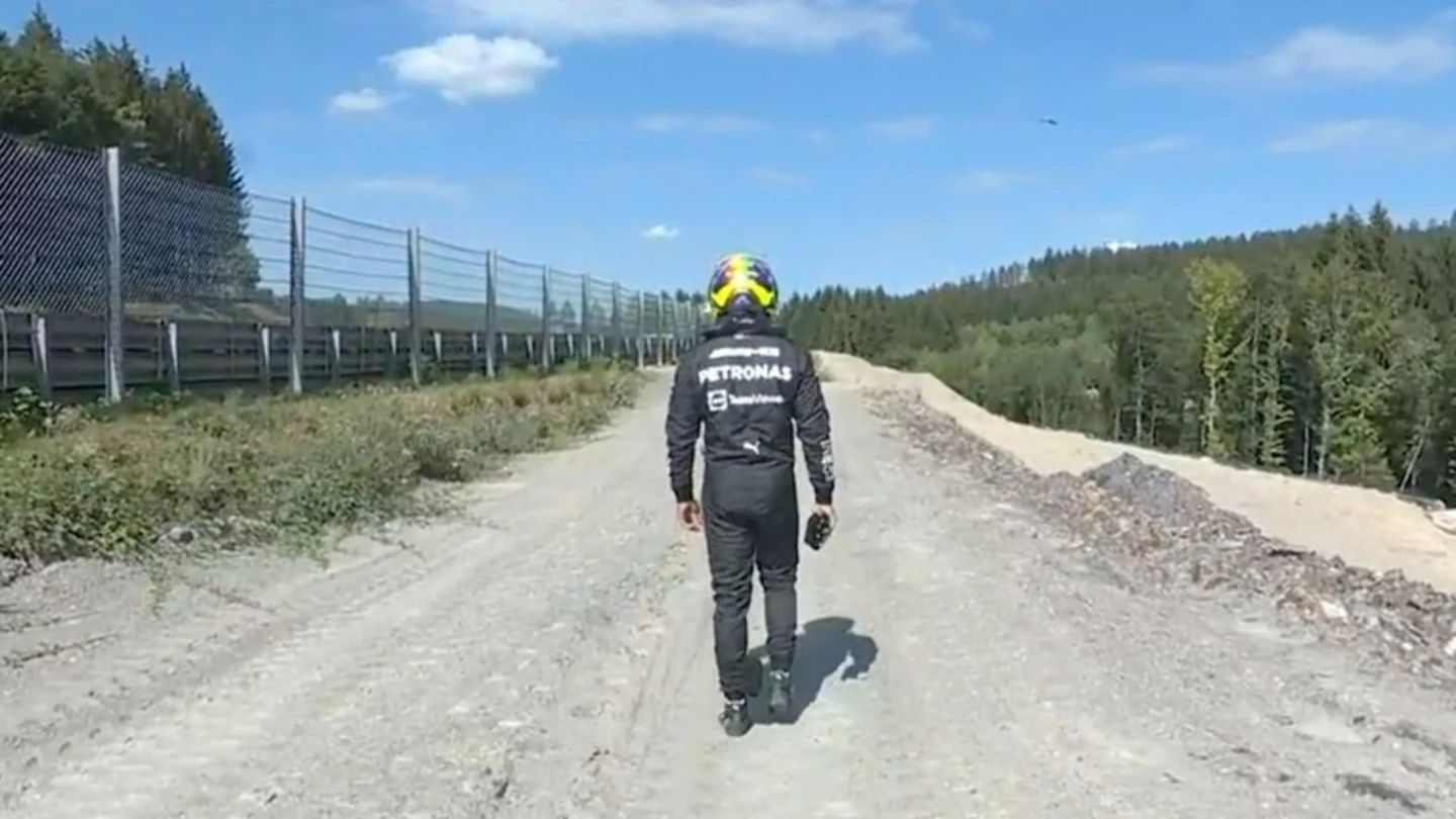 Lewis Hamilton, triste y cabizbajo tras abandonar en el GP de Bélgica Lewis Hamilton, triste y cabizbajo tras abandonar en el GP de Bélgica