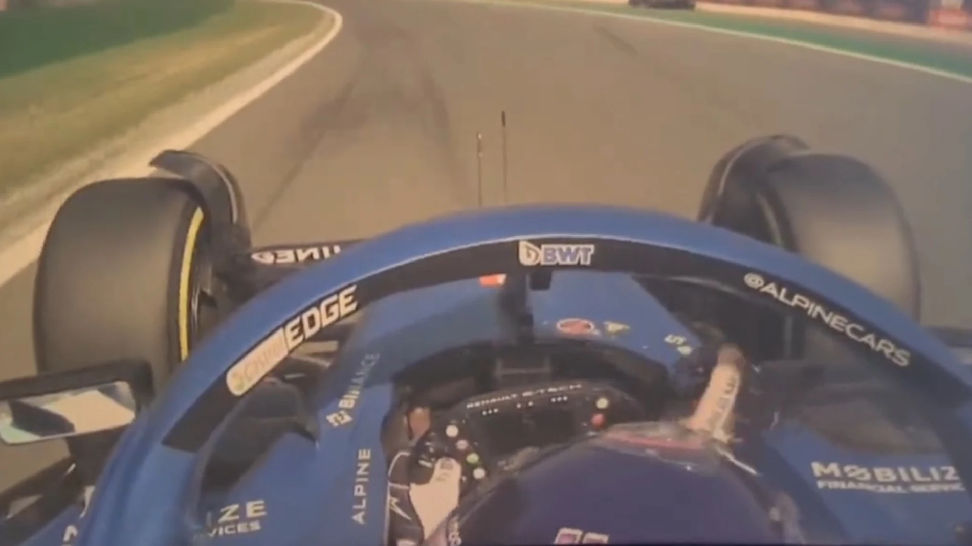 El gesto de Fernando Alonso al coche parado de Lewis Hamilton
