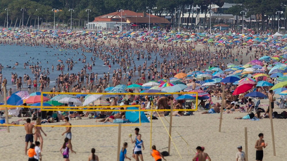 Imagen de archivo de personas en una playa