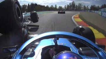 Momento del accidente entre Lewis Hamilton y Fernando Alonso