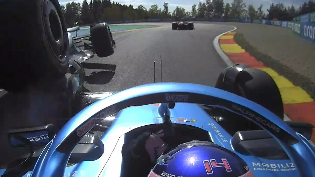 Momento del accidente entre Lewis Hamilton y Fernando Alonso