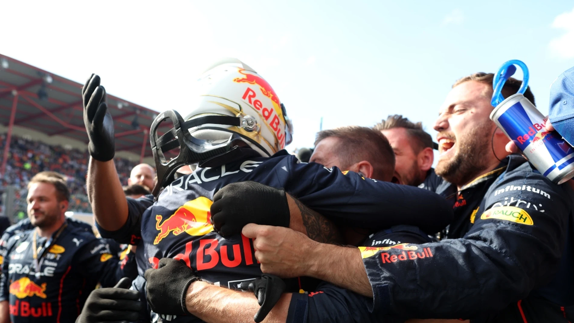 Max Verstappen celebra con su equipo la victoria en Spa