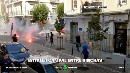 Bengalas, piedras y sillas por los aires: la batalla campal entre hinchas del Oviedo y Racing Bengalas, piedras y sillas por los aires: la batalla campal entre hinchas del Oviedo y Racing