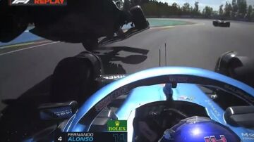 Fernando Alonso estalla contra Hamilton después del choque de Lewis: "¡Qué idiota!"