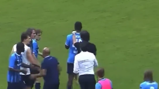 Mario Balotelli siendo separado Mario Balotelli siendo separado