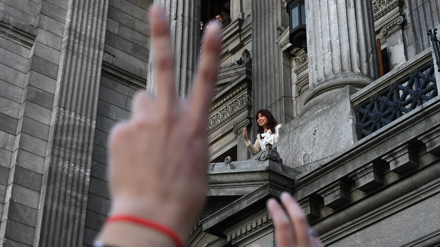 Policía y simpatizantes de la vicepresidenta de Argentina se enfrentan en Buenos Aires Policía y simpatizantes de la vicepresidenta de Argentina se enfrentan en Buenos Aires