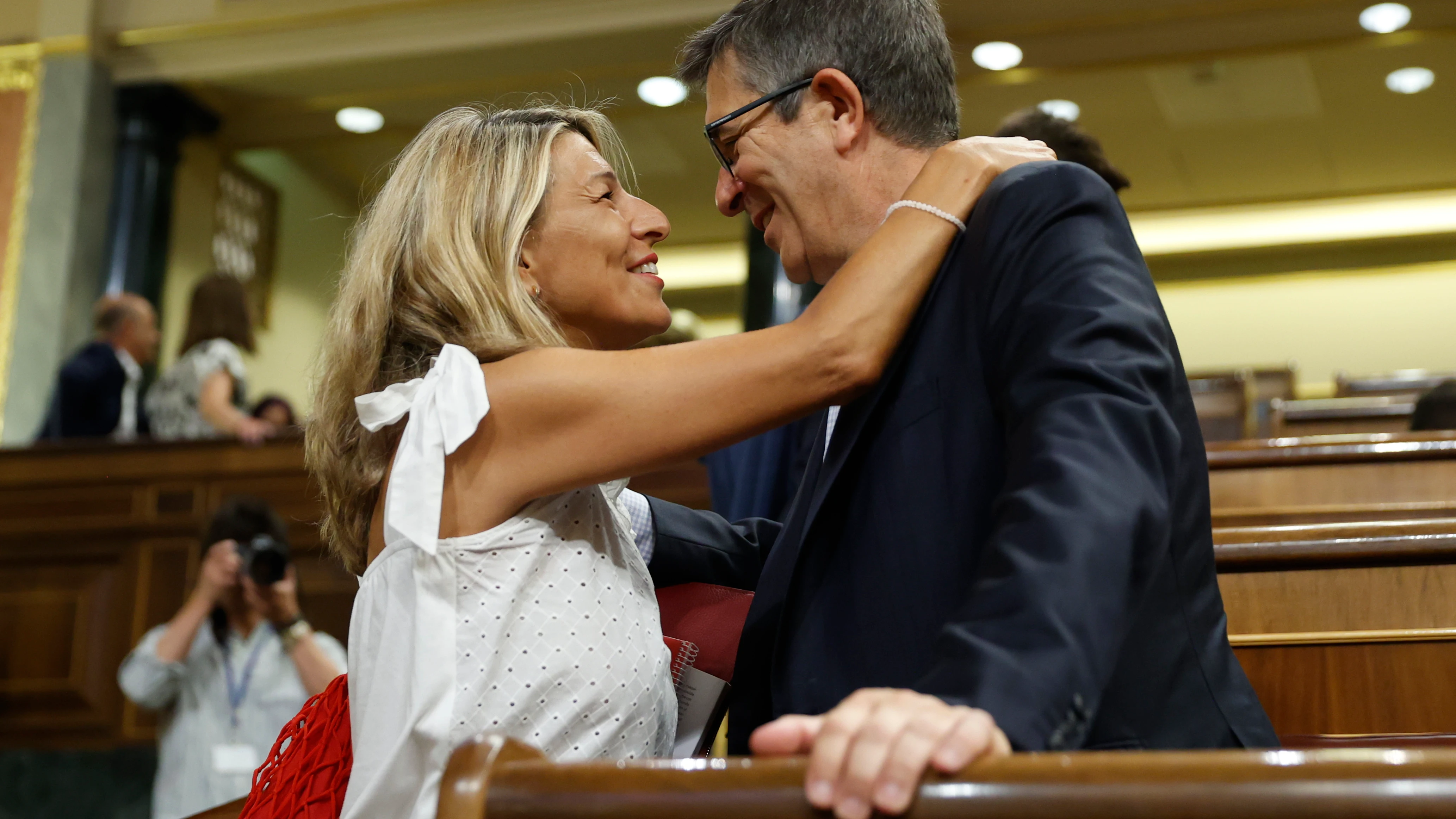  La ministra de Trabajo, Yolanda Díaz, saluda al portavoz del PSOE en el Congreso, Patxi López