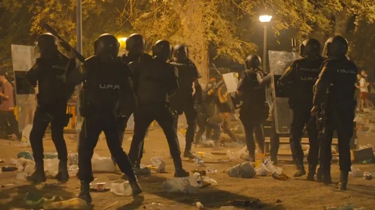 Las impactantes imágenes desde dentro de la batalla campal en las fiestas de Alcalá de Henares Las impactantes imágenes desde dentro de la batalla campal en las fiestas de Alcalá de Henares