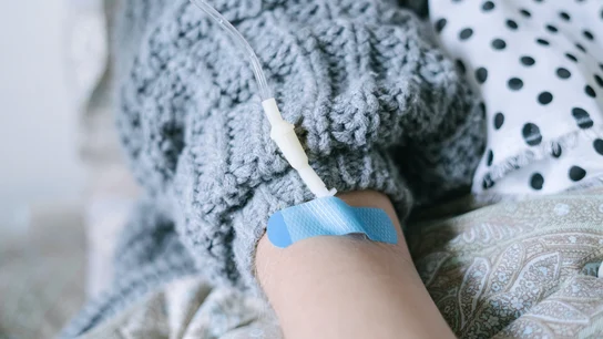 Brazo de paciente de cáncer recibiendo tratamiento de quimioterapia Brazo de paciente de cáncer recibiendo tratamiento de quimioterapia