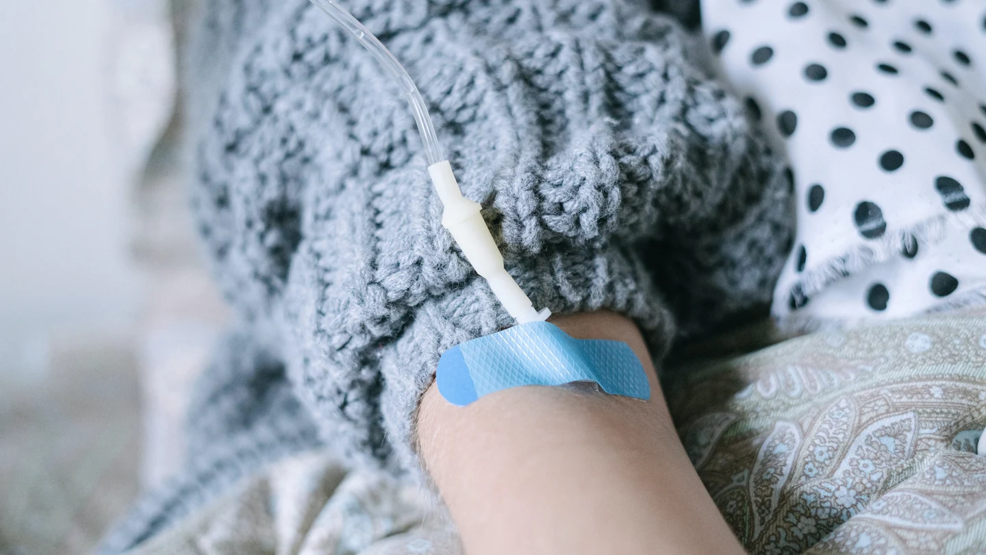 Brazo de paciente de cáncer recibiendo tratamiento de quimioterapia Brazo de paciente de cáncer recibiendo tratamiento de quimioterapia