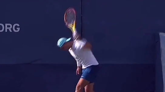 El gesto viral de Rafa Nadal cuando iba a reventar una raqueta contra el suelo El gesto viral de Rafa Nadal cuando iba a reventar una raqueta contra el suelo