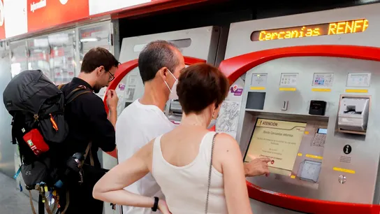 Ciudadanos sacando el abono de Renfe Abonos Renfe gratis: ¿qué validez tienen y cuándo caducan?