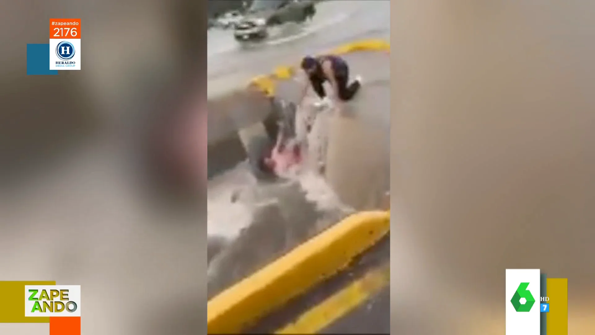 El momento en el que una alcantarilla se 'traga' a un joven que salió a la calle con una colchoneta en plena inundación