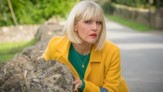 Ashley Jensen vuelve a ponerse en la piel de Agatha Raisin. Ashley Jensen vuelve a ponerse en la piel de Agatha Raisin.