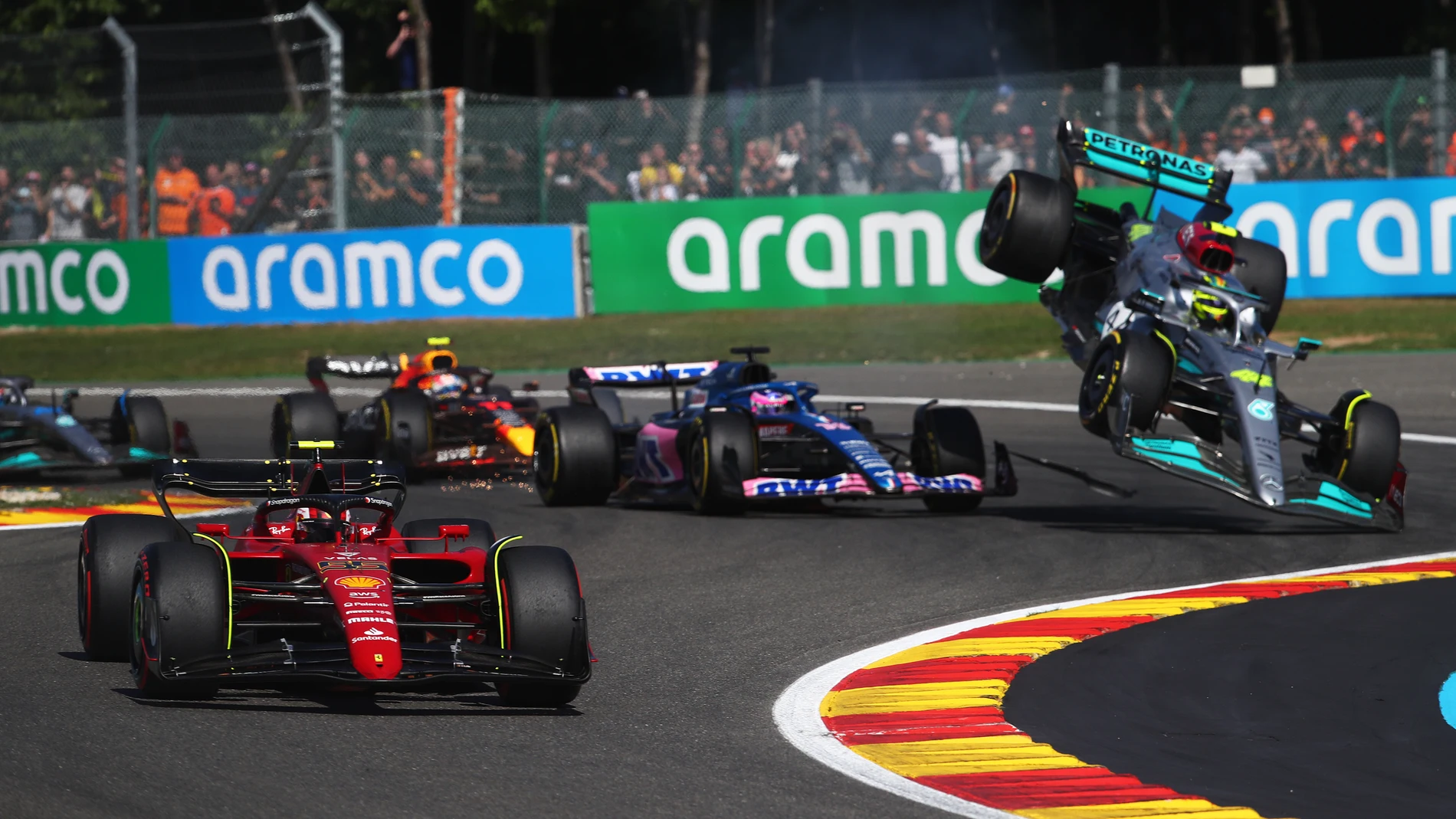 Choque entre Fernando Alonso y Lewis Hamilton en Spa