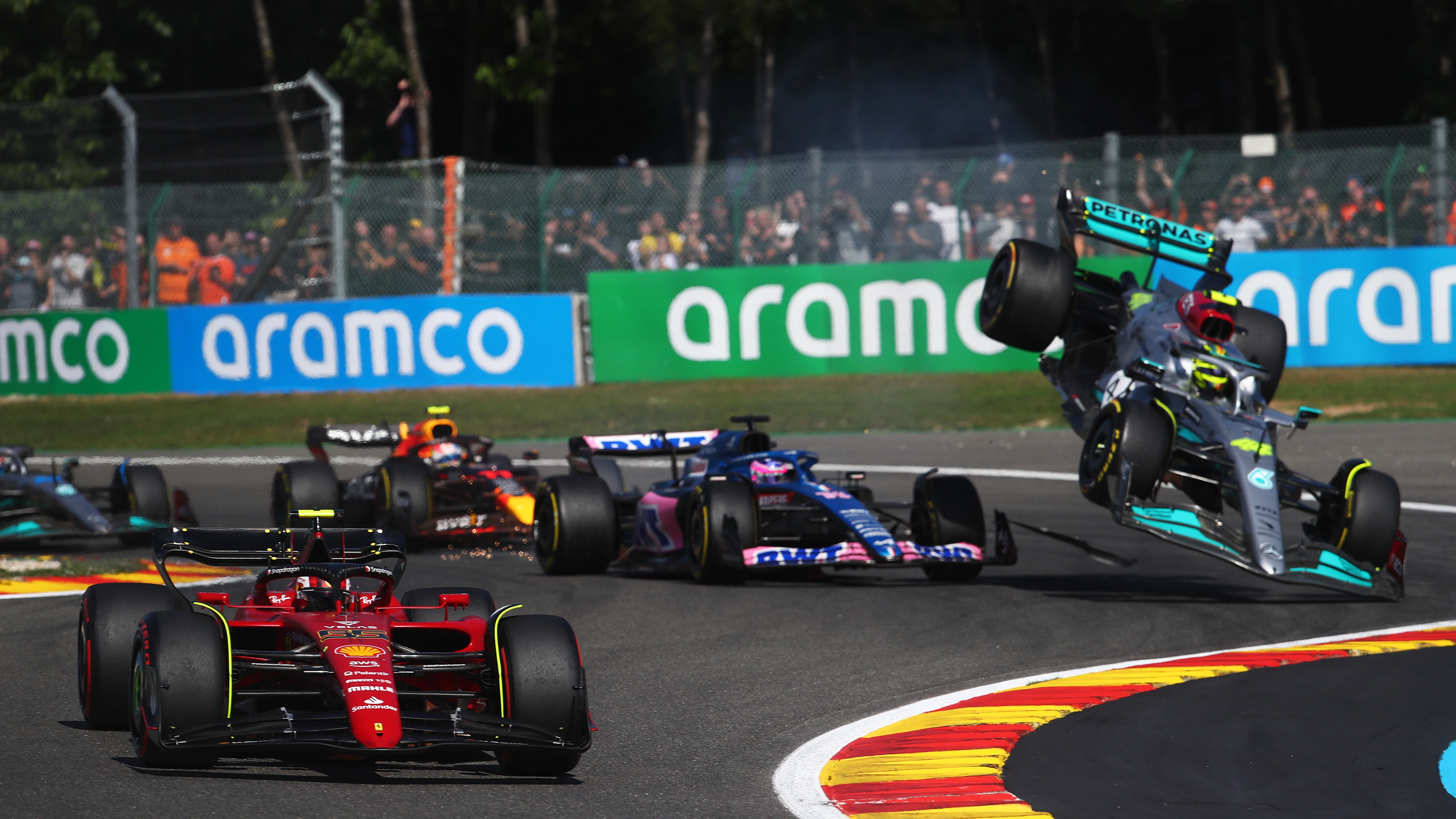 Choque entre Fernando Alonso y Lewis Hamilton en Spa