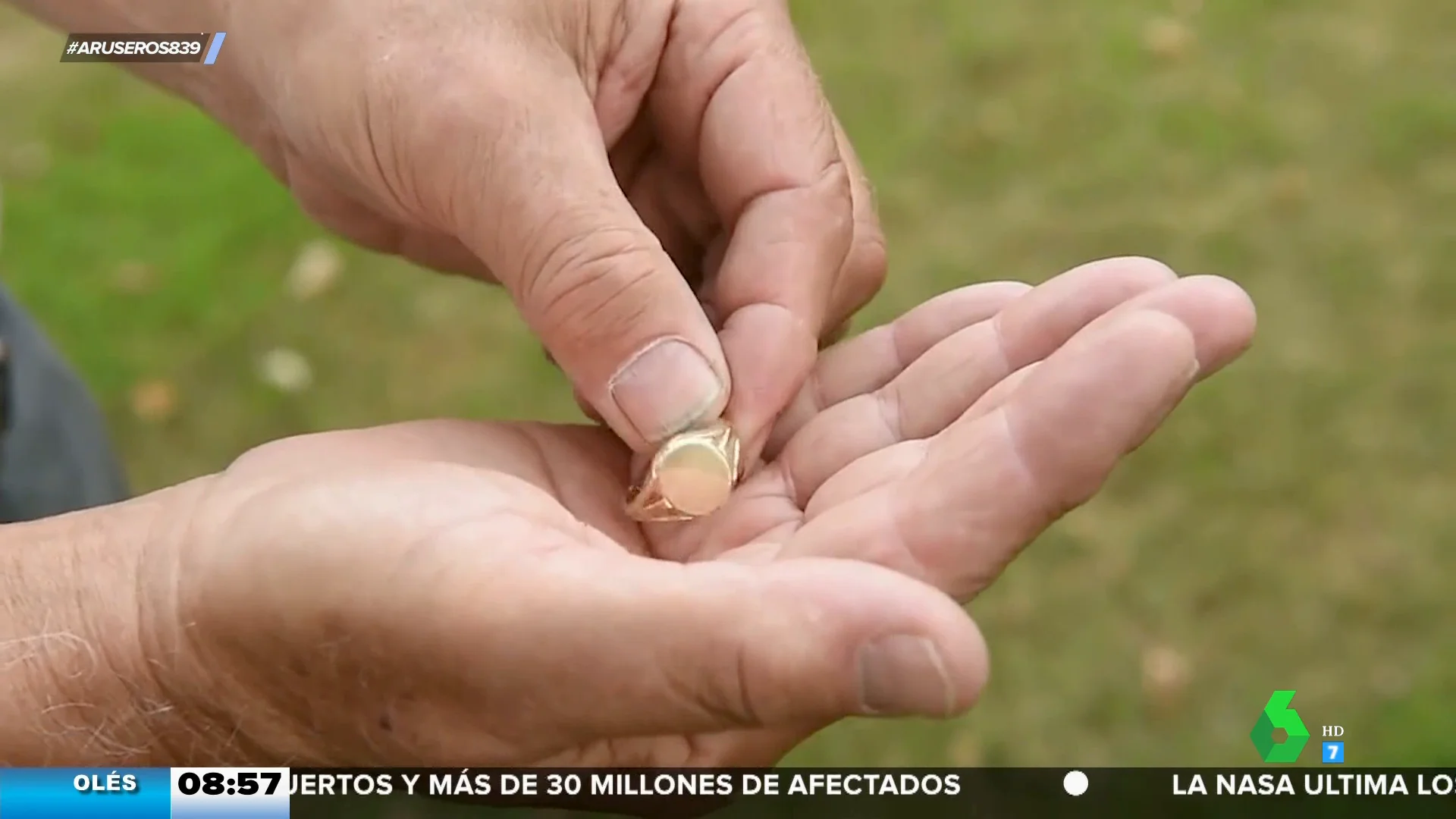 Recupera el anillo que perdió tras 50 años de búsqueda incansable