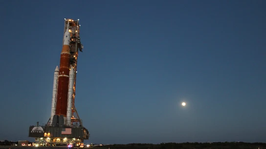 El Artemis I mientras se mueve sobre un transportador hacia su plataforma de lanzamiento en el Centro Espacial Kennedy, en Cabo Cañaveral (Estados Unidos). El Artemis I mientras se mueve sobre un transportador hacia su plataforma de lanzamiento en el Centro Espacial Kennedy, en Cabo Cañaveral (Estados Unidos).