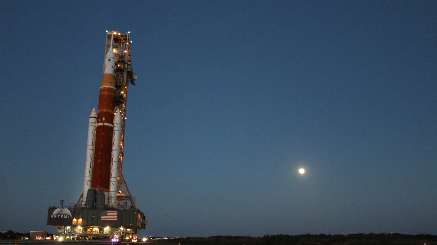 El Artemis I mientras se mueve sobre un transportador hacia su plataforma de lanzamiento en el Centro Espacial Kennedy, en Cabo Cañaveral (Estados Unidos). El Artemis I mientras se mueve sobre un transportador hacia su plataforma de lanzamiento en el Centro Espacial Kennedy, en Cabo Cañaveral (Estados Unidos).