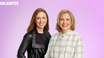 Hillary y Chelsea Clinton protagonizan 'Somos valientes'. 