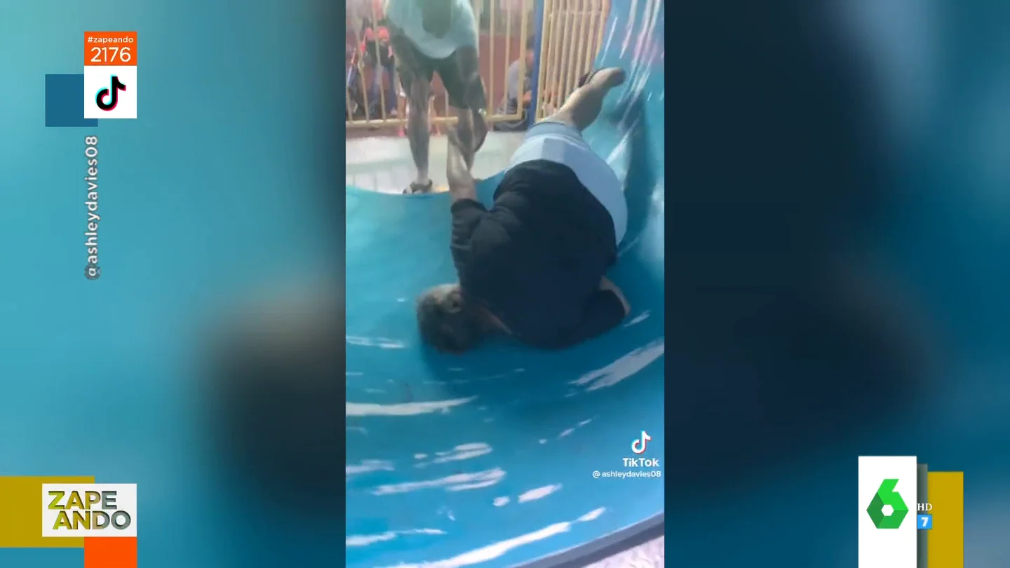 El cómico vídeo de una señora que descubre las leyes de la física tras caer en un túnel rodante y ser incapaz de levantarse El cómico vídeo de una señora que descubre las leyes de la física tras caer en un túnel rodante y ser incapaz de levantarse