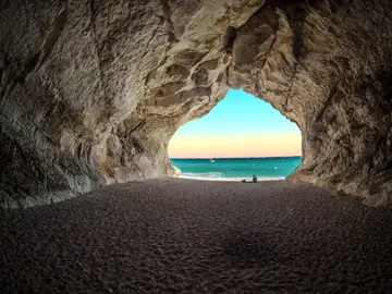 Imagen de archivo de una cueva junto al mar