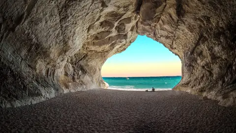 Imagen de archivo de una cueva junto al mar Imagen de archivo de una cueva junto al mar