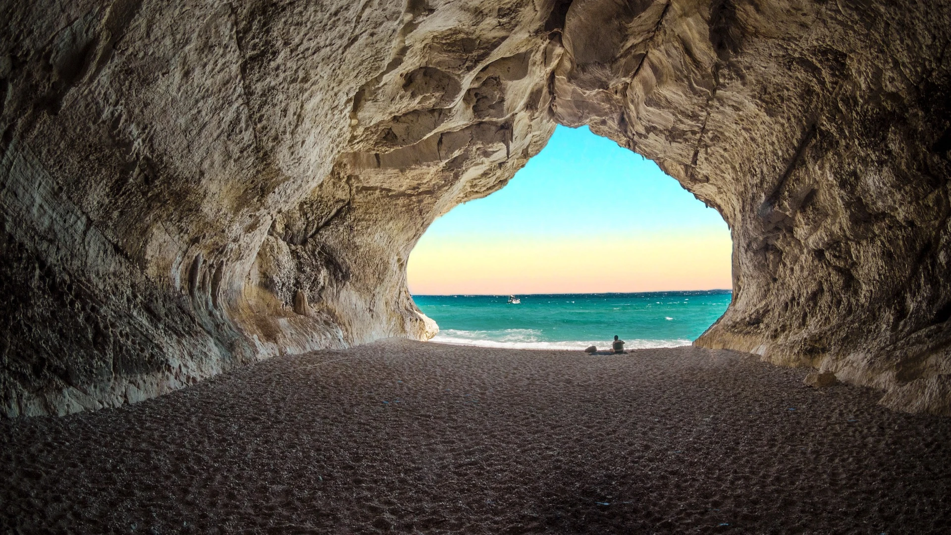 Imagen de archivo de una cueva junto al mar Imagen de archivo de una cueva junto al mar