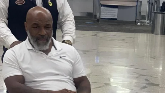 Mike Tyson, en silla de ruedas Mike Tyson, en silla de ruedas