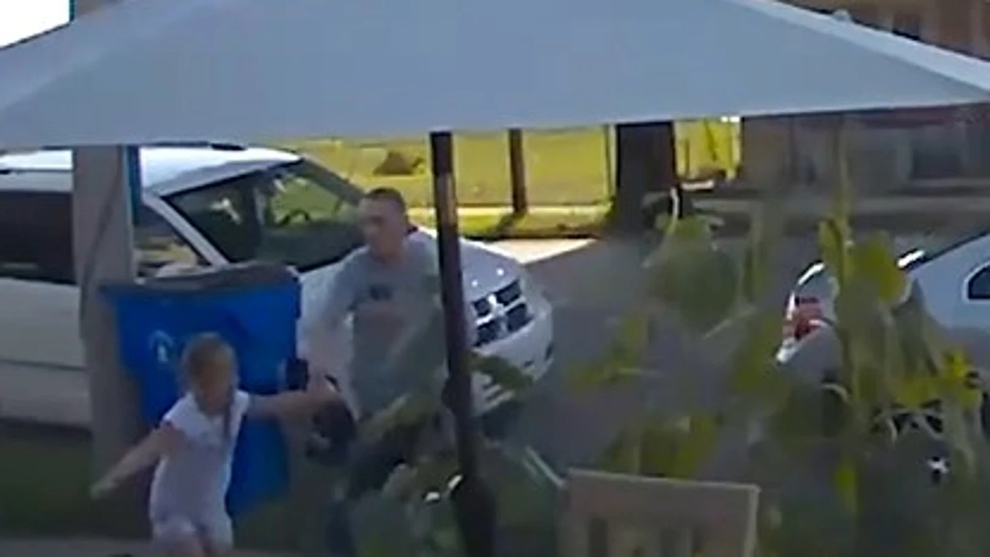 VÍDEO | El intento frustrado de secuestro a una niña de seis años a plena luz del día VÍDEO | El intento frustrado de secuestro a una niña de seis años a plena luz del día
