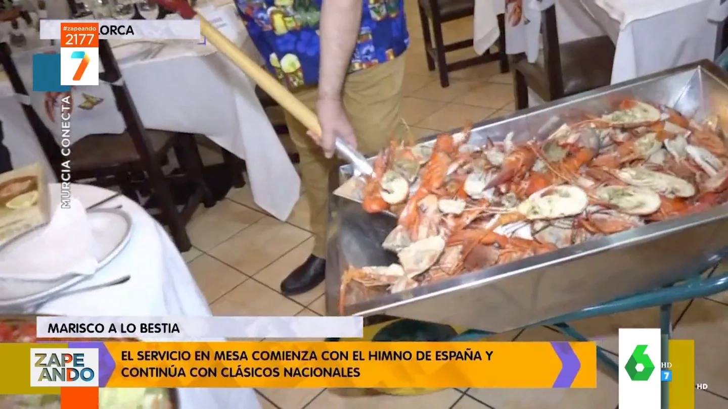 marisco zapCon el himno de España y 'marisco a paladas' desde una carretilla: el surrealista servicio de un restaurante en Lorca Con el himno de España y 'marisco a paladas' desde una carretilla: el surrealista servicio de un restaurante en Lorca