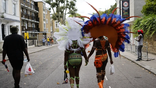Dos participantes durante el carnaval de Notting Hill de Londres Dos participantes durante el carnaval de Notting Hill de Londres