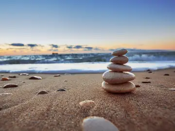 Piedras amontonadas en la playa