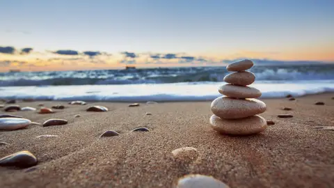 Piedras amontonadas en la playa Piedras amontonadas en la playa