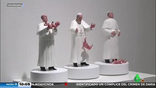 Una controvertida escultura del Papa Francisco tirando a un bebé al suelo causa polémica en México Una controvertida escultura del Papa Francisco tirando a un bebé al suelo causa polémica en México