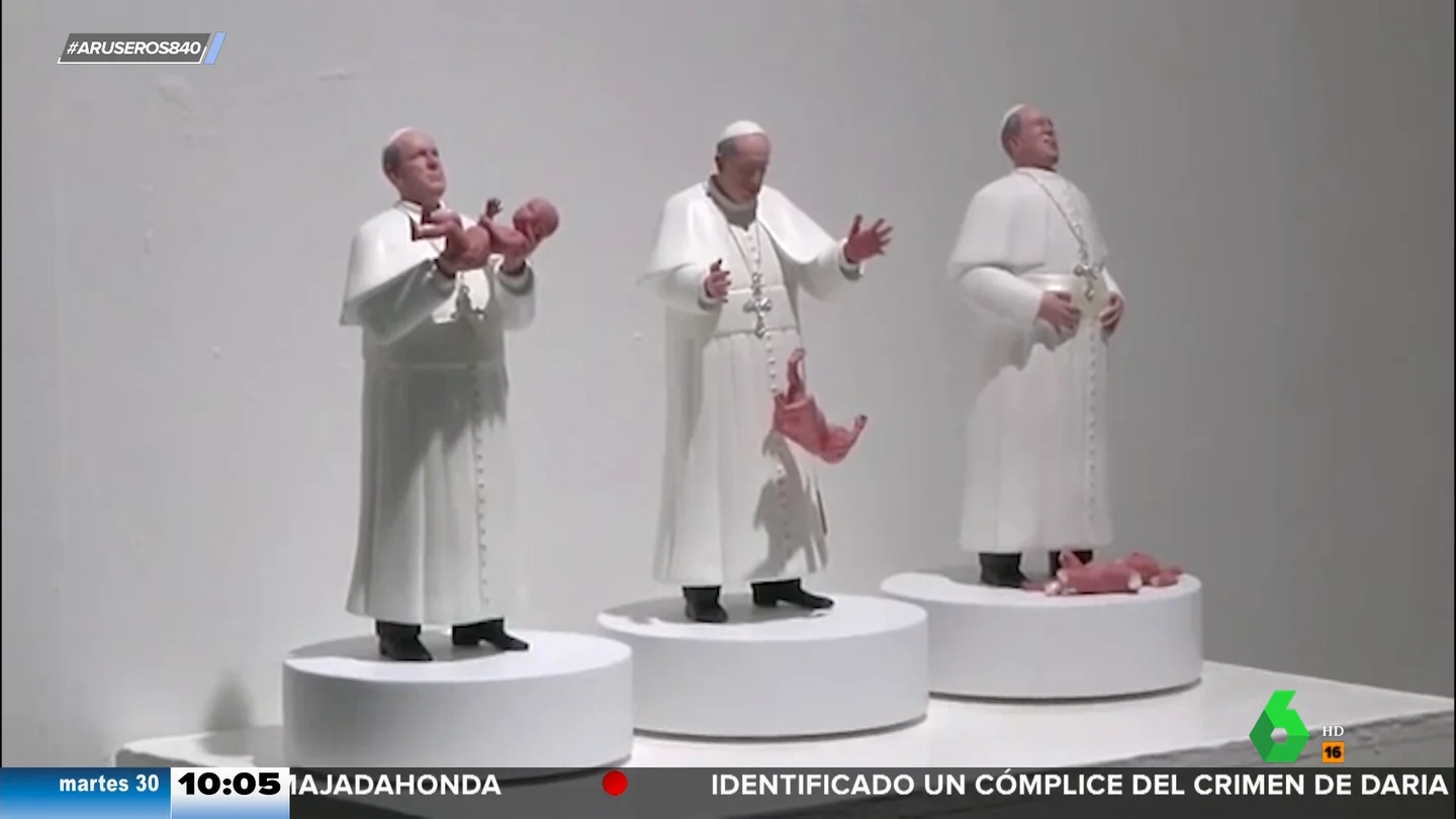 Una controvertida escultura del Papa Francisco tirando a un bebé al suelo causa polémica en México Una controvertida escultura del Papa Francisco tirando a un bebé al suelo causa polémica en México