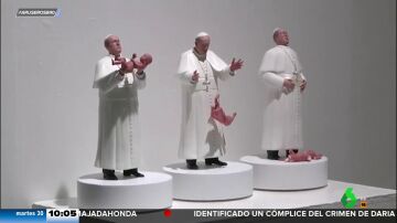 Una controvertida escultura del Papa Francisco tirando a un bebé al suelo causa polémica en México