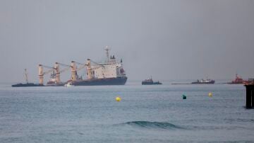 Imagen del buque semihundido en Gibraltar 