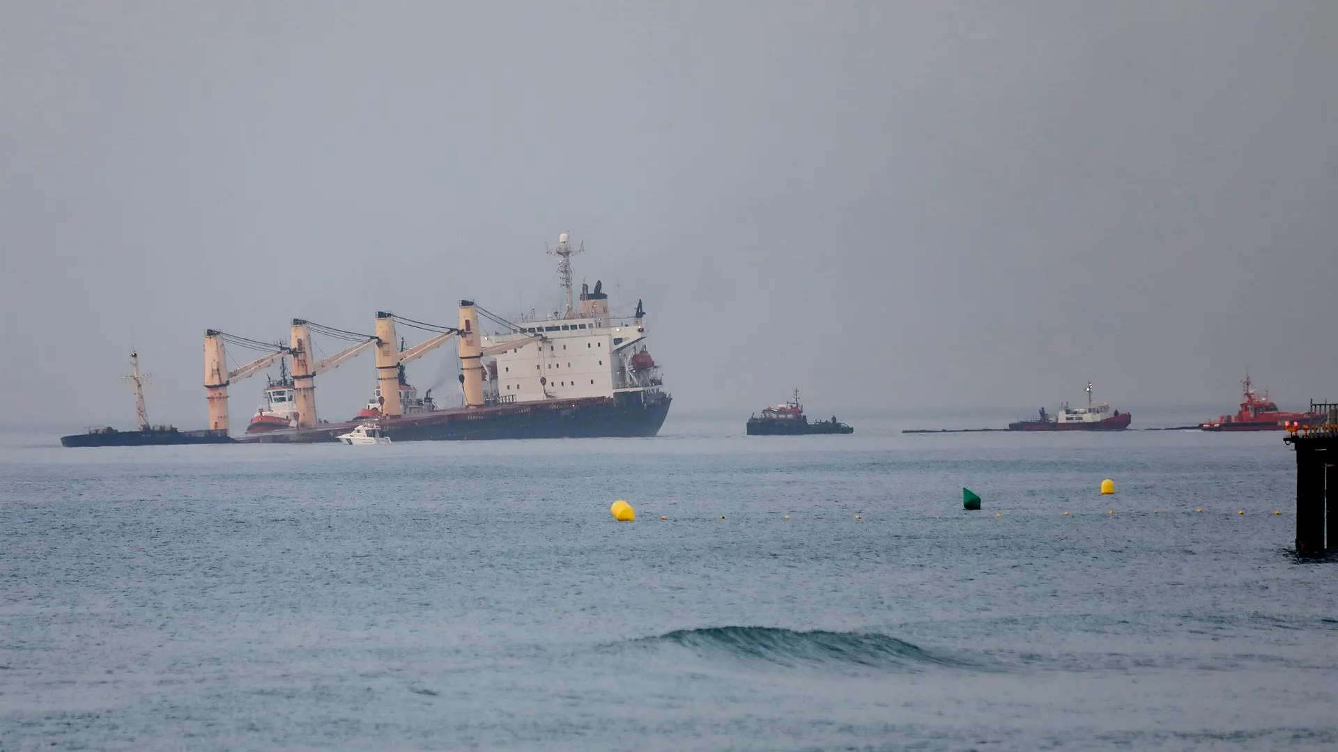 Imagen del buque semihundido en Gibraltar 