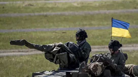 Imagen de archivo de dos combatientes del Ejército ucraniano en un tanque La Unión Europea acuerda definir parámetros de misión para entrenar al Ejército ucraniano