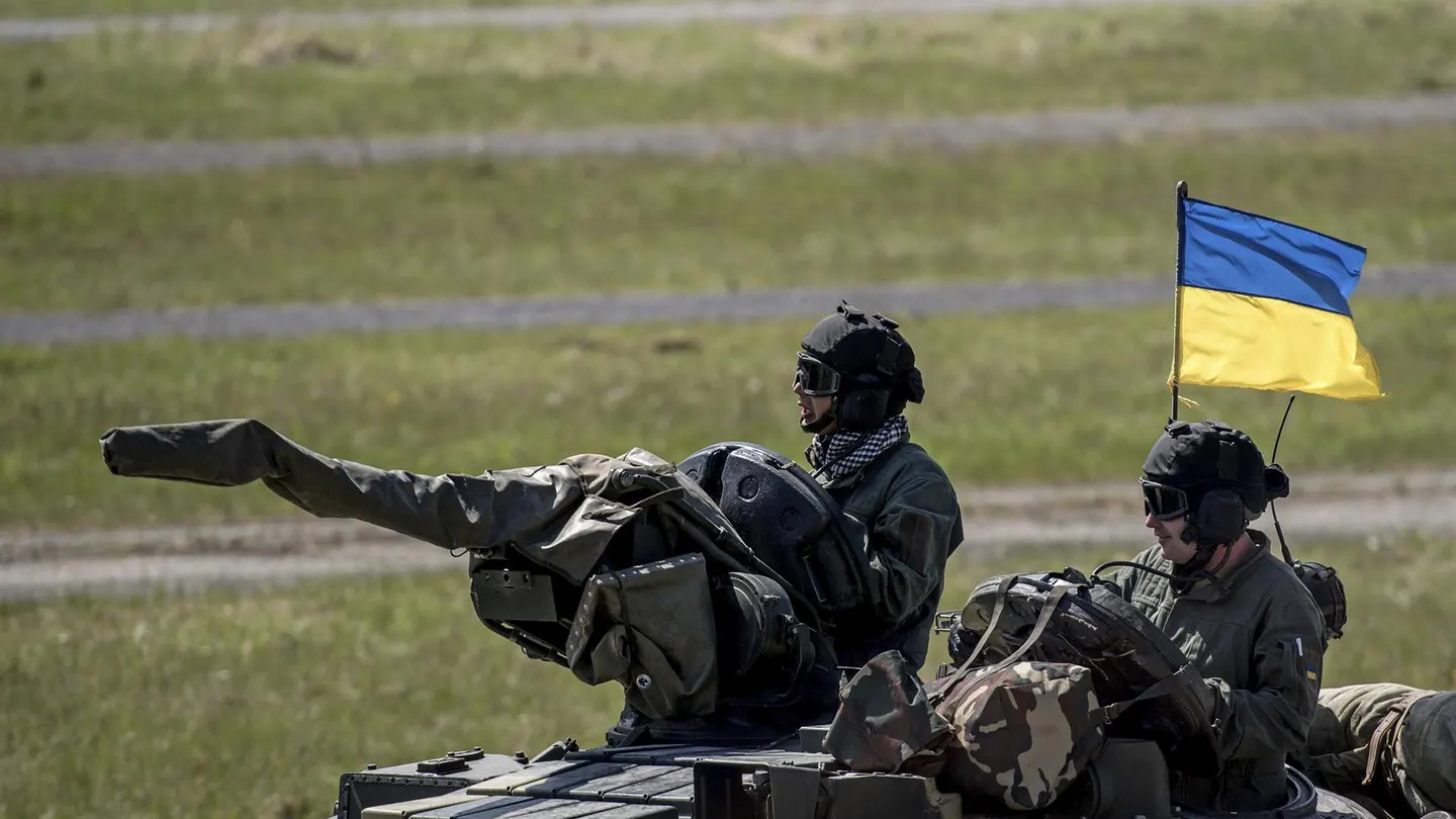 Imagen de archivo de dos combatientes del Ejército ucraniano en un tanque La Unión Europea acuerda definir parámetros de misión para entrenar al Ejército ucraniano