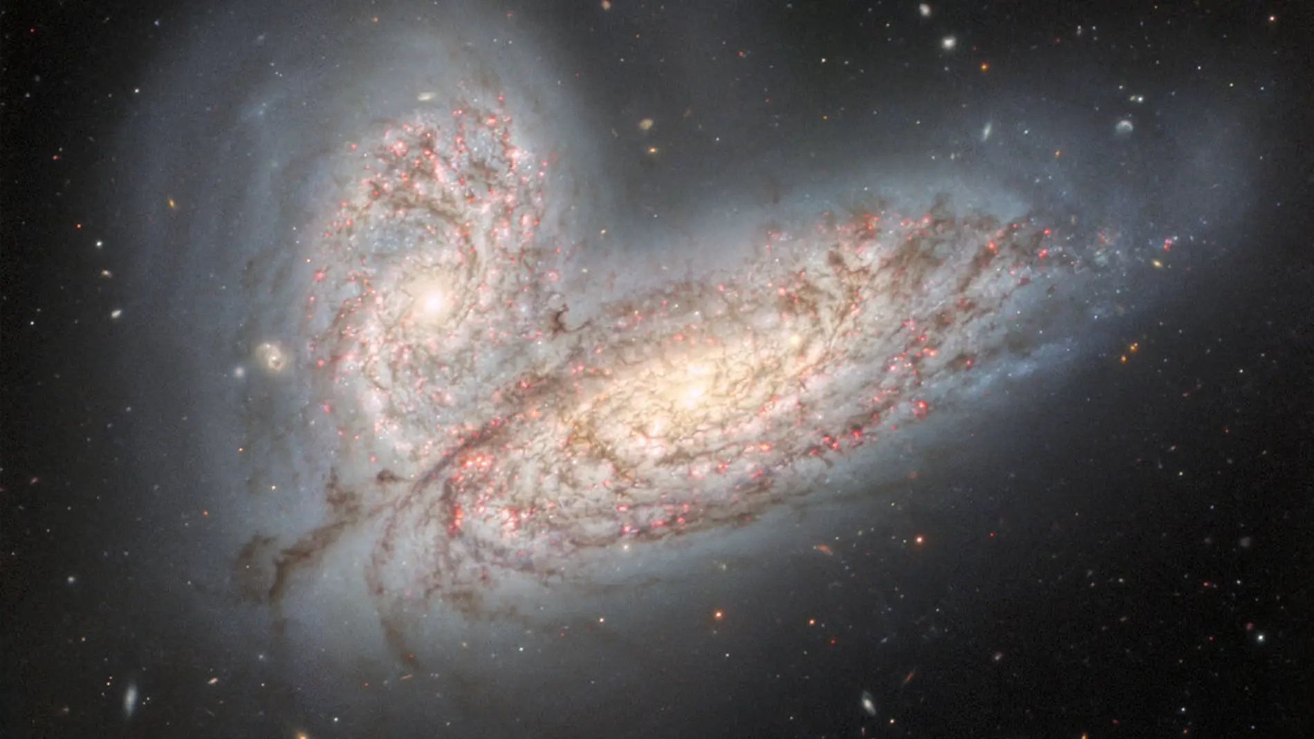 Fusión de las galaxias NGC 4567 y NGC 4568