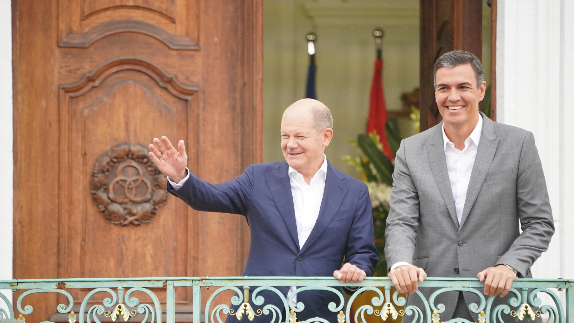 El canciller Scholz acompaña al presidente Sánchez en el palacio de Meseberg.