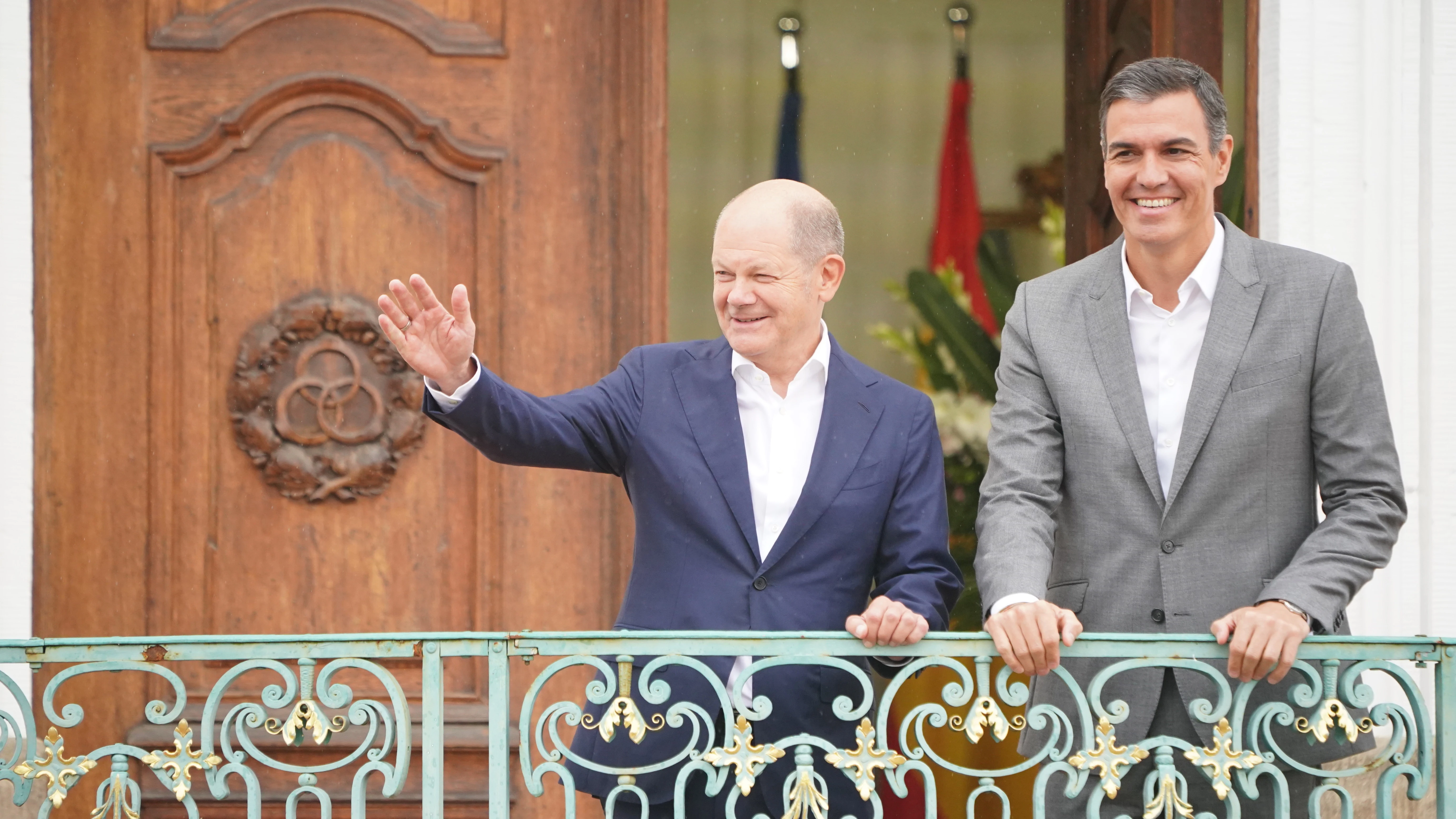 El canciller Scholz acompaña al presidente Sánchez en el palacio de Meseberg.