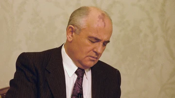 Gorbachov, el último líder de la Unión Soviética, firma el decreto cediendo el control de las armas nucleares a Boris Yeltsin en el Kremlin en Moscú, el miércoles 25 de diciembre de 1991.