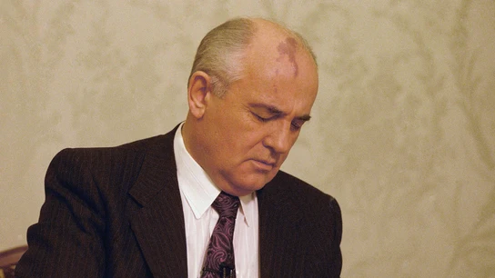 Gorbachov, el último líder de la Unión Soviética, firma el decreto cediendo el control de las armas nucleares a Boris Yeltsin en el Kremlin en Moscú, el miércoles 25 de diciembre de 1991. Gorbachov, el último líder de la Unión Soviética, firma el decreto cediendo el control de las armas nucleares a Boris Yeltsin en el Kremlin en Moscú, el miércoles 25 de diciembre de 1991.