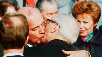 En esta foto de archivo del 6 de octubre de 1989, el presidente soviético Mijaíl Gorbachov, a la izquierda, besa al líder de Alemania Oriental, Erich Honecker, después de la llegada de Gorbachov a Berlín Oriental. 